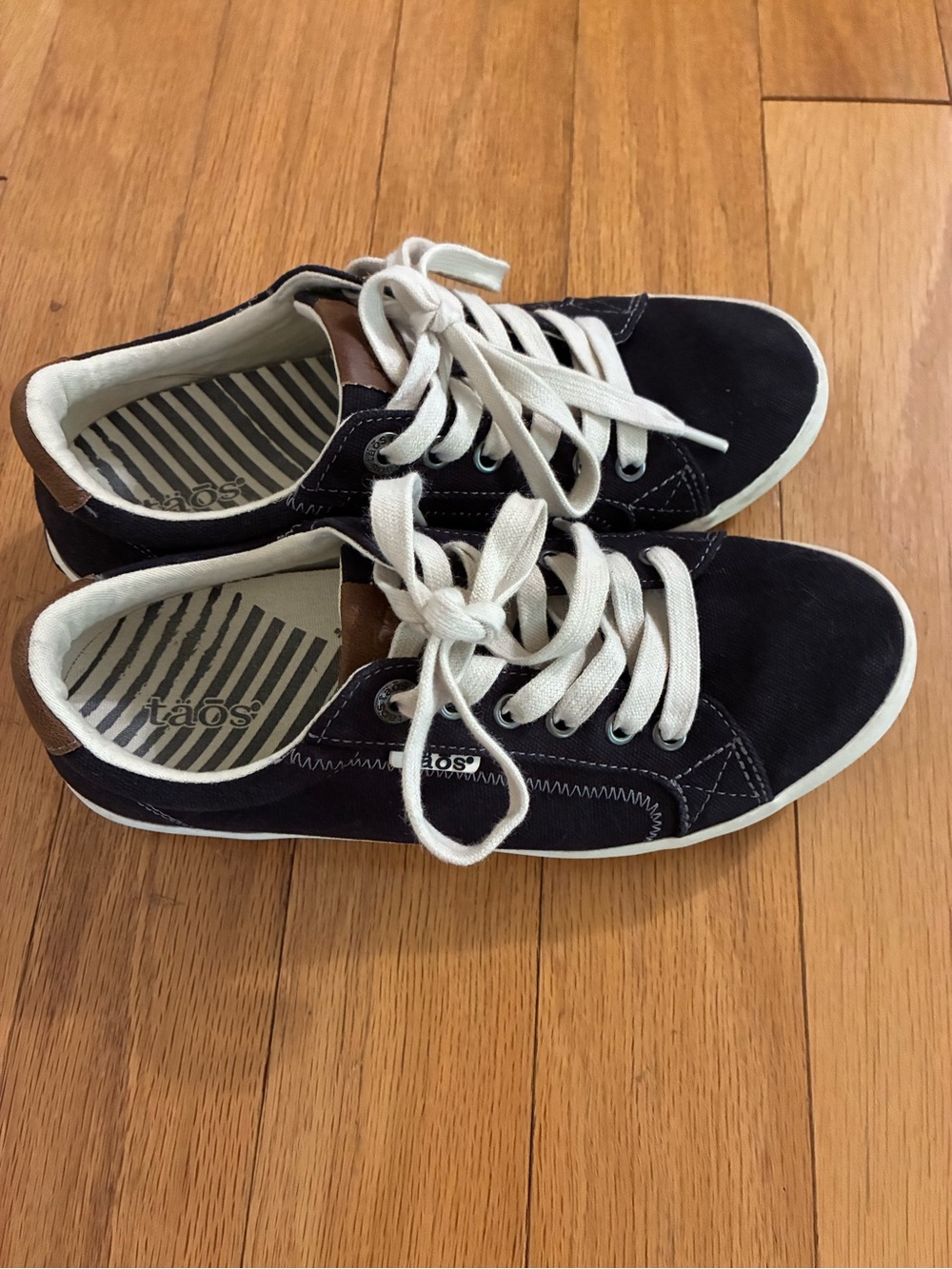 Taos Starburst Black Lace Up Sneakers - women's size 7.5 - Picture 2 of 5